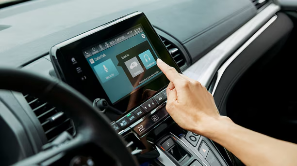 Technologie avancée. Système de divertissement arrière. Écran tactile. Connectivité Bluetooth. Navigation intégrée. Caméra de recul. Système audio premium. Apple CarPlay. Android Auto. Aide au stationnement. Régulateur de vitesse adaptatif. Surveillance des angles morts. Alerte de trafic transversal arrière. Freinage d'urgence automatique. Détection des piétons. Assistance au maintien de voie. Commandes vocales. Climatisation trizone. Chargement sans fil. Port USB. Affichage tête haute. Reconnaissance des panneaux de signalisation. Alerte de somnolence. Système de vision à 360 degrés. Éclairage LED. Système de sécurité avancé. Accès sans clé. Démarrage à distance. Tableau de bord numérique.