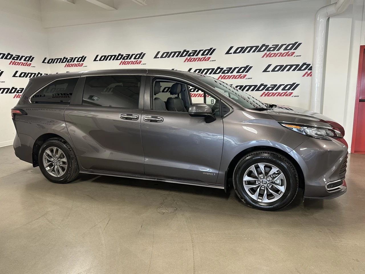 2021 Toyota Sienna
                                                    XLE Image principale