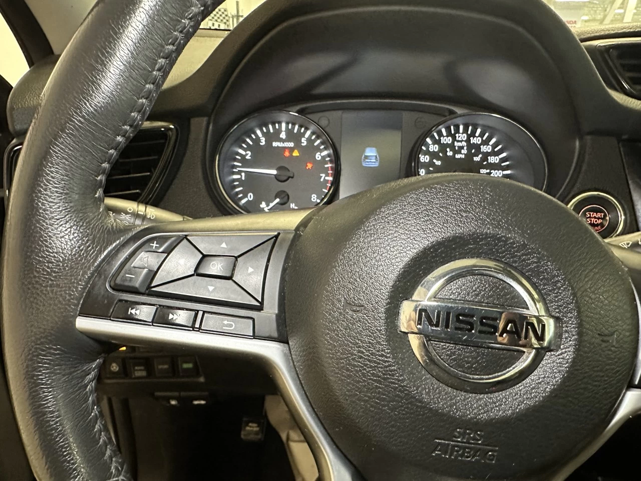 2017 Nissan Rogue
                                                    SV Image principale