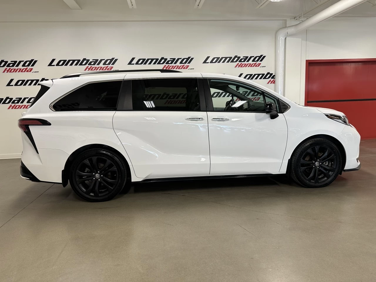 2022 Toyota Sienna
                                                    XSE Main Image