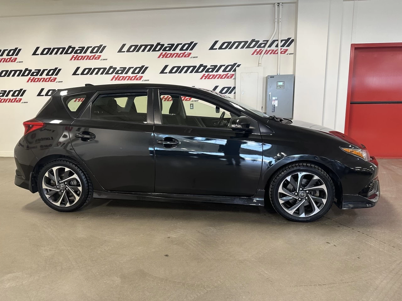 2017 Toyota Corolla
                                                    4dr HB Main Image