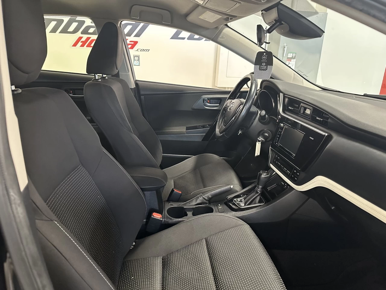 2017 Toyota Corolla
                                                    4dr HB Main Image