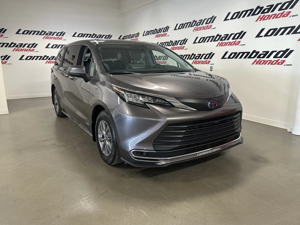 2021 Toyota Sienna
                                                    XLE Image principale