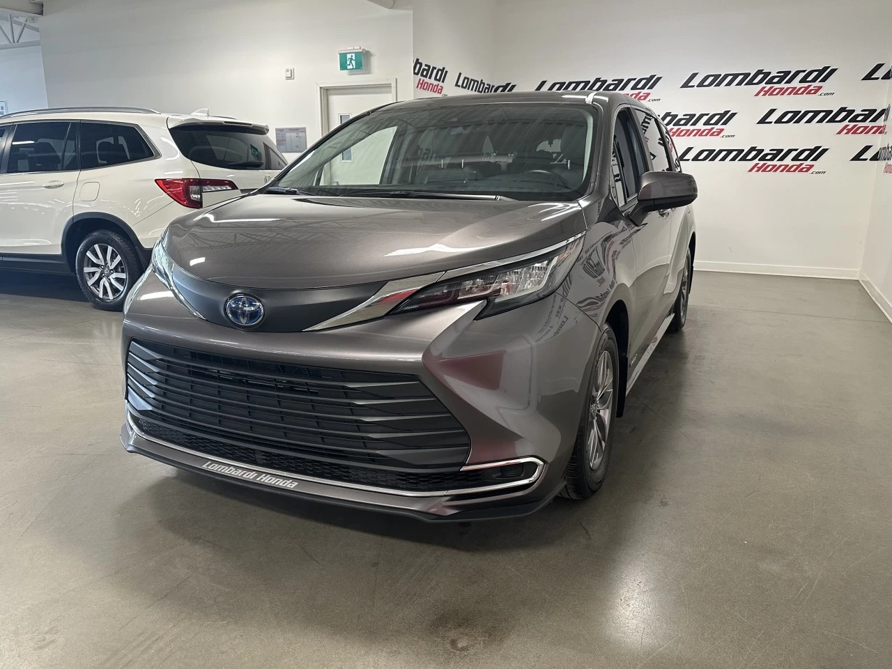 2021 Toyota Sienna
                                                    XLE Image principale