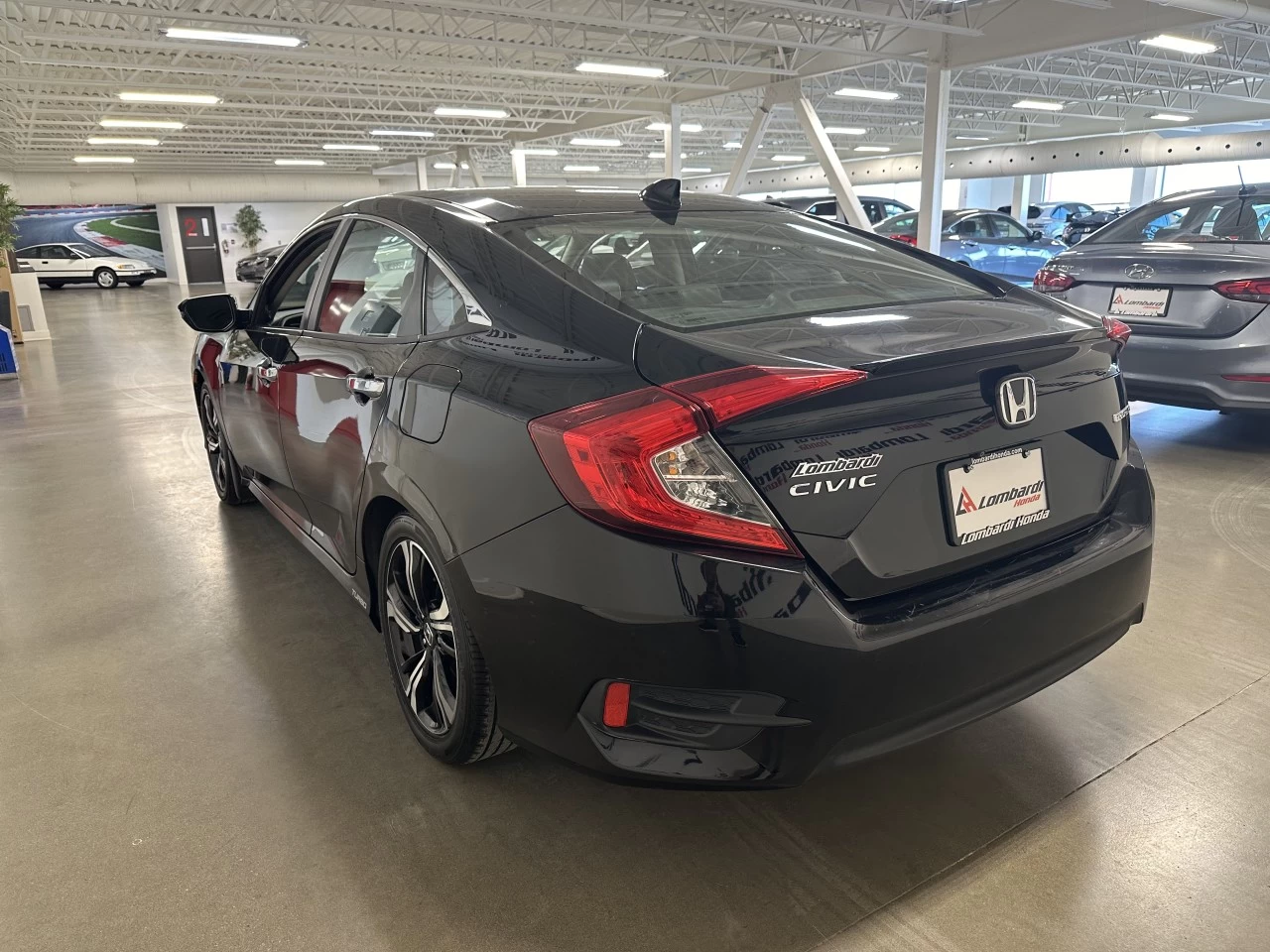 2016 Honda Civic
                                                    Touring Main Image