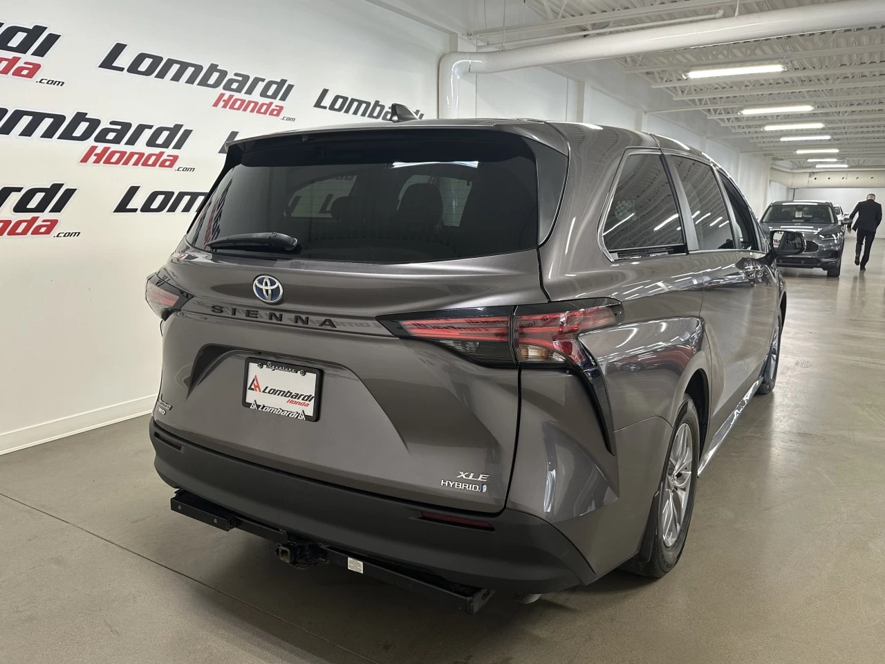 2021 Toyota Sienna
                                                    XLE Main Image