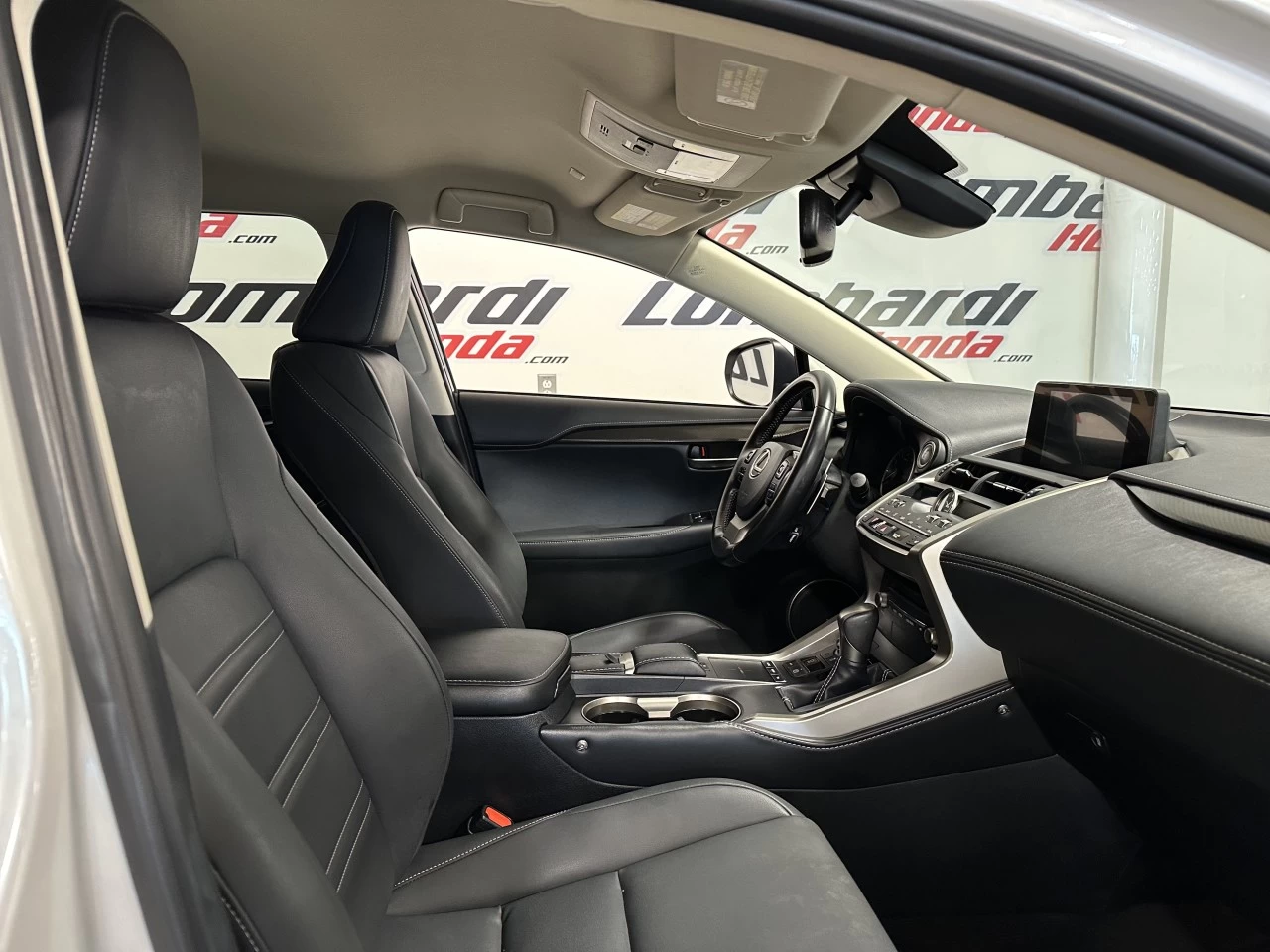 2020 Lexus NX300
                                                    NX 300 Image principale