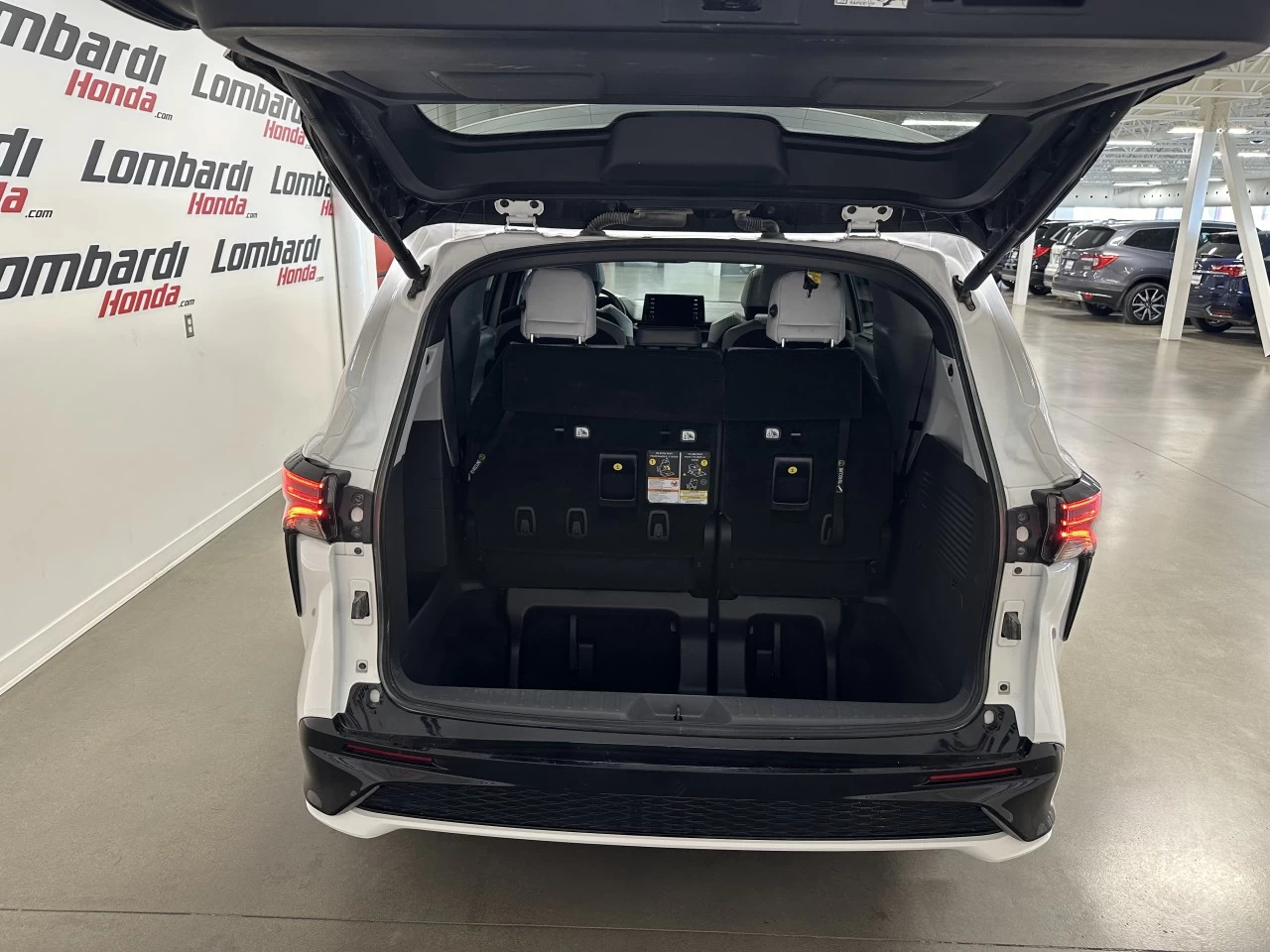 2022 Toyota Sienna
                                                    XSE Main Image