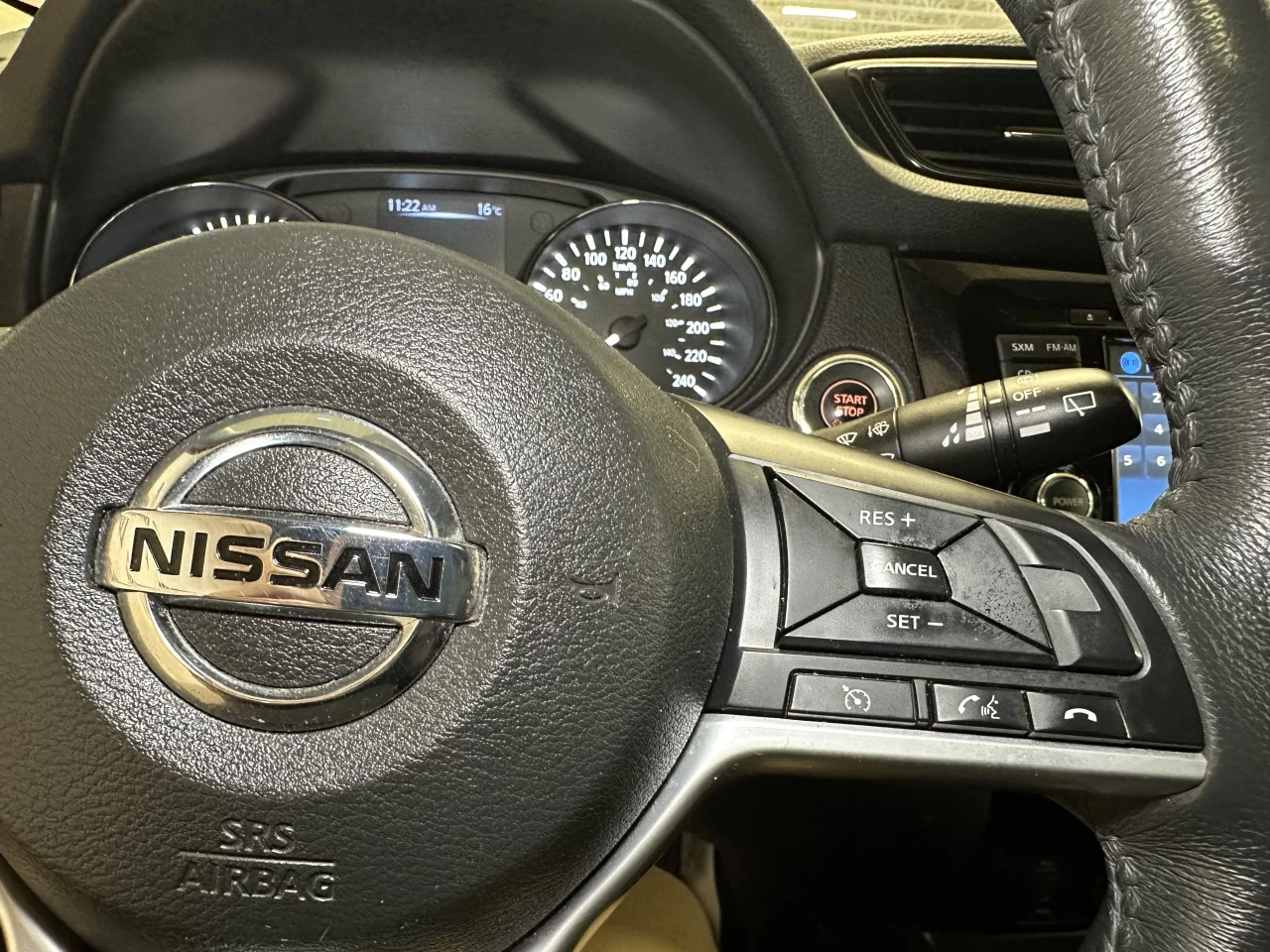 2017 Nissan Rogue
                                                    SV Image principale