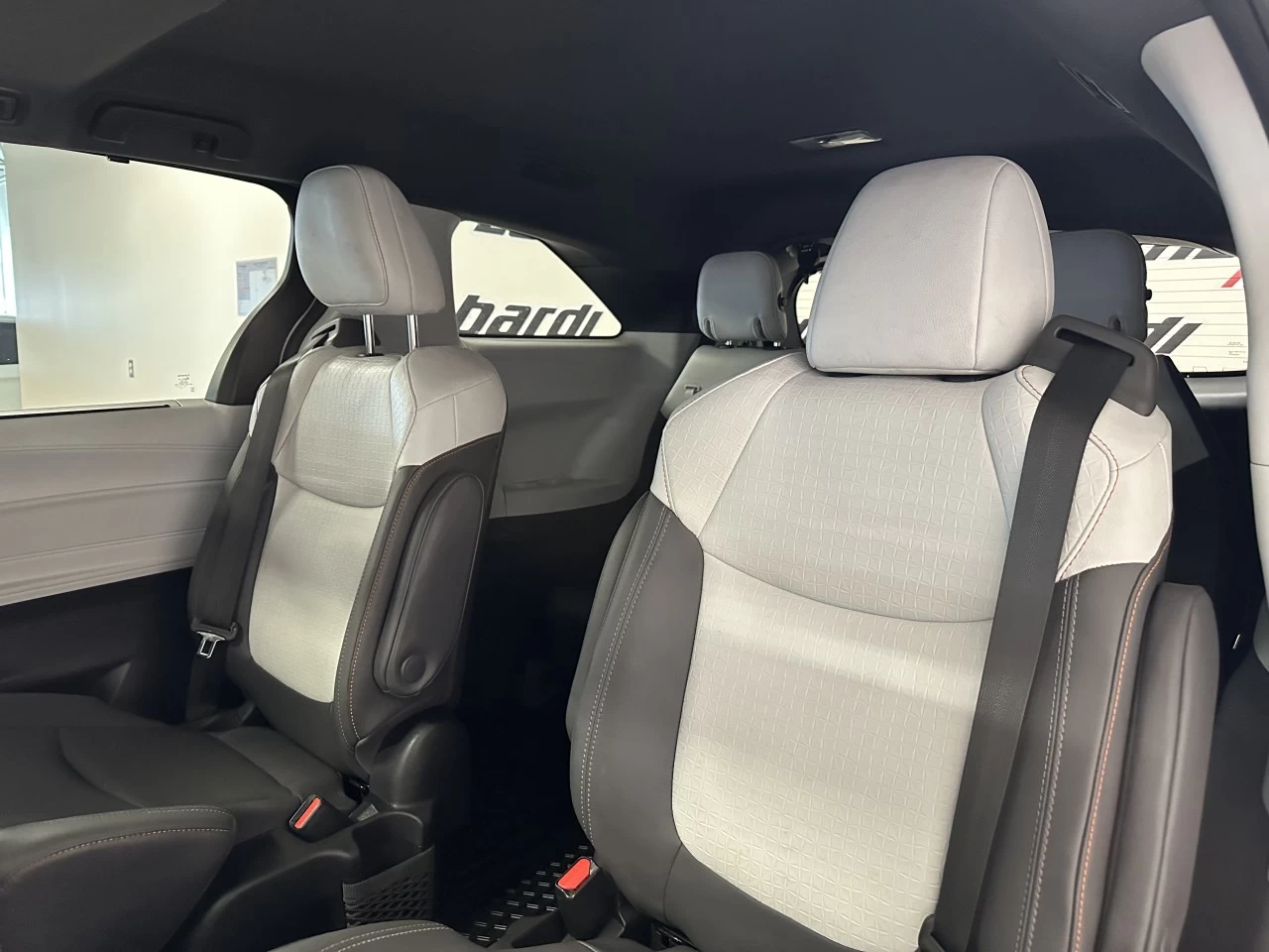 2022 Toyota Sienna
                                                    XSE Main Image