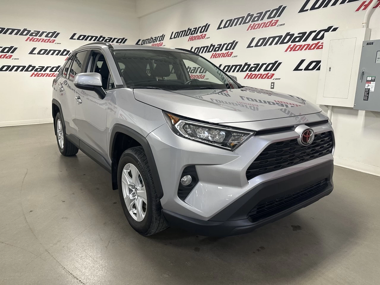 2021 Toyota RAV4
                                                    XLE Image principale