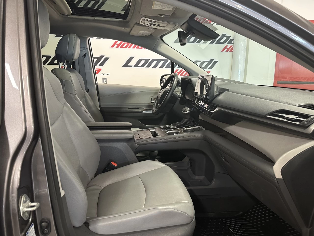 2021 Toyota Sienna
                                                    XLE Main Image